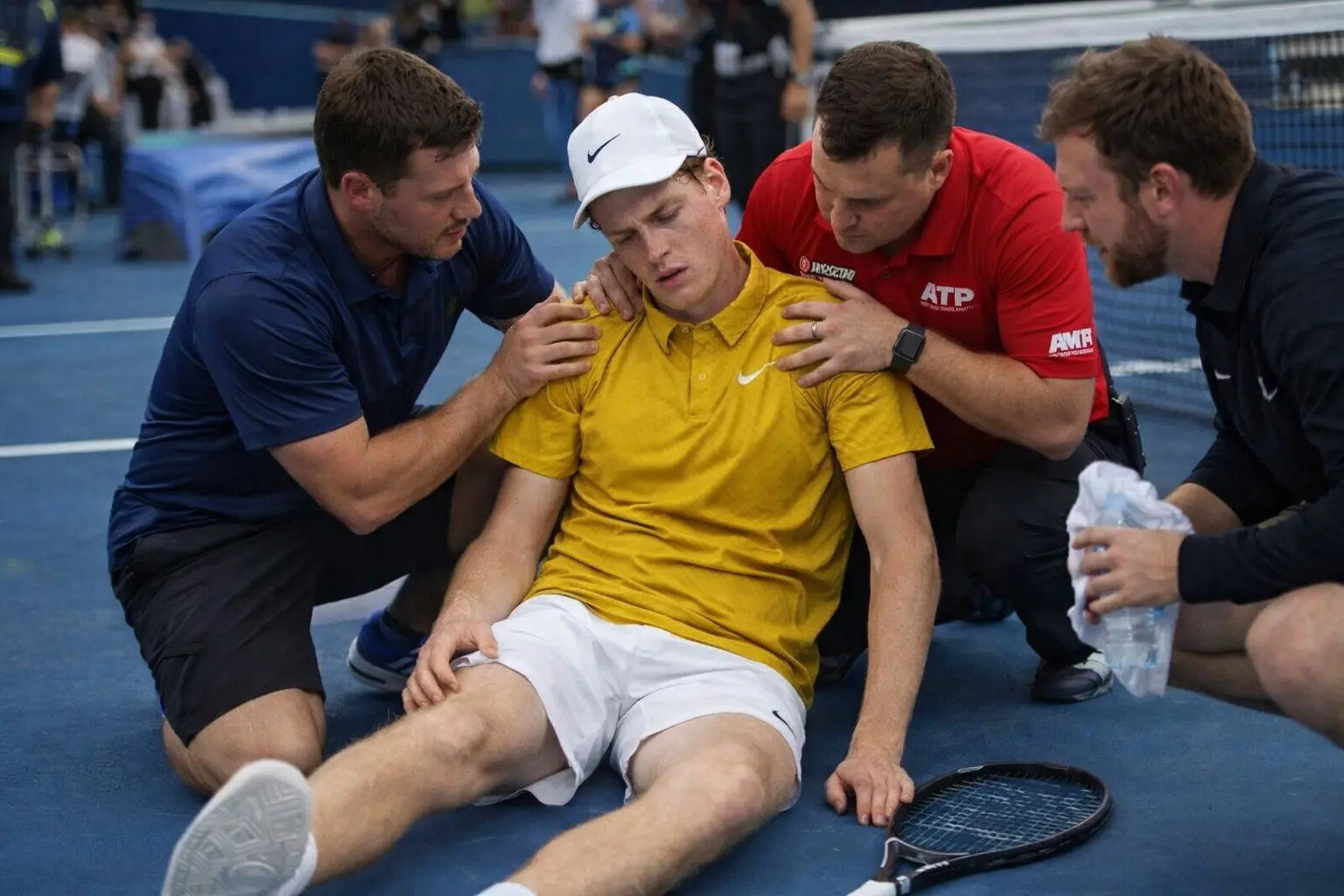 Cover Image for 10I MINUTI FA: Il panico ha travolto il campo centrale e gli spalti durante una sessione di allenamento quando il giovane campione Jannik Sinner è stato costretto a fermarsi improvvisamente dopo un violento malore in campo. Lo staff medico e gli addetti alla sicurezza sono intervenuti immediatamente, mentre il team e gli spettatori osservavano in un silenzio carico di apprensione. È stato ora diffuso un aggiornamento toccante sulle condizioni e sul percorso di recupero che Jannik sta affrontando dopo l’improvviso episodio. Il nostro pensiero va a lui e ai suoi cari in questo momento delicato.
