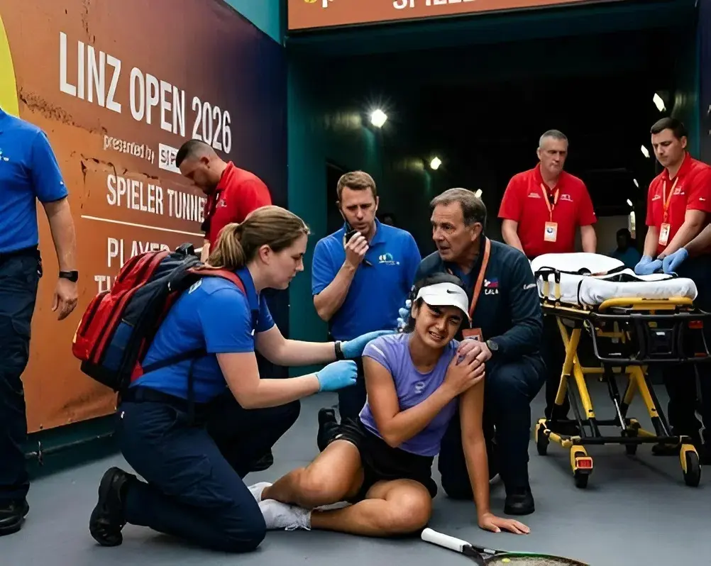 Cover Image for 10 MINUTES AGO AT THE LINZ OPEN 2026: Just minutes after losing 4–6, 5–7 to Jeļena Ostapenko at the Linz Open, Alexandra Eala collapsed while leaving the court. The 20-year-old had tried to wave to fans before falling. Medical staff rushed in as officials confirmed she suffered a serious injury but showed great determination to finish the match.