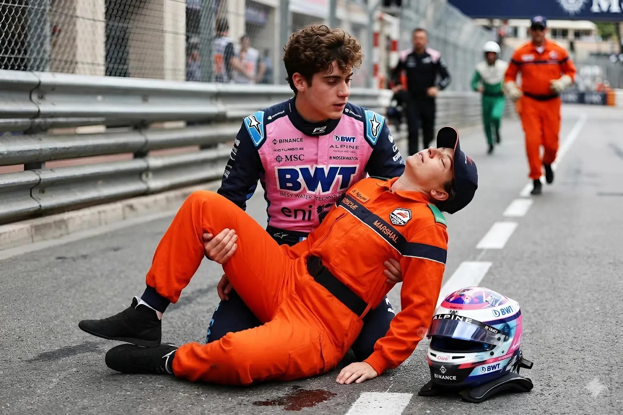 Cover Image for “NINGUNA PERSONA SE HA ATREVIDO A HACER ESTO EN UN EVENTO TAN IMPORTANTE” Franco Colapinto, tras una sesión de pruebas, no dudó ni un solo segundo y corrió inmediatamente para ayudar a un miembro del equipo que se había desmayado en medio de la intensa atmósfera del ensayo.