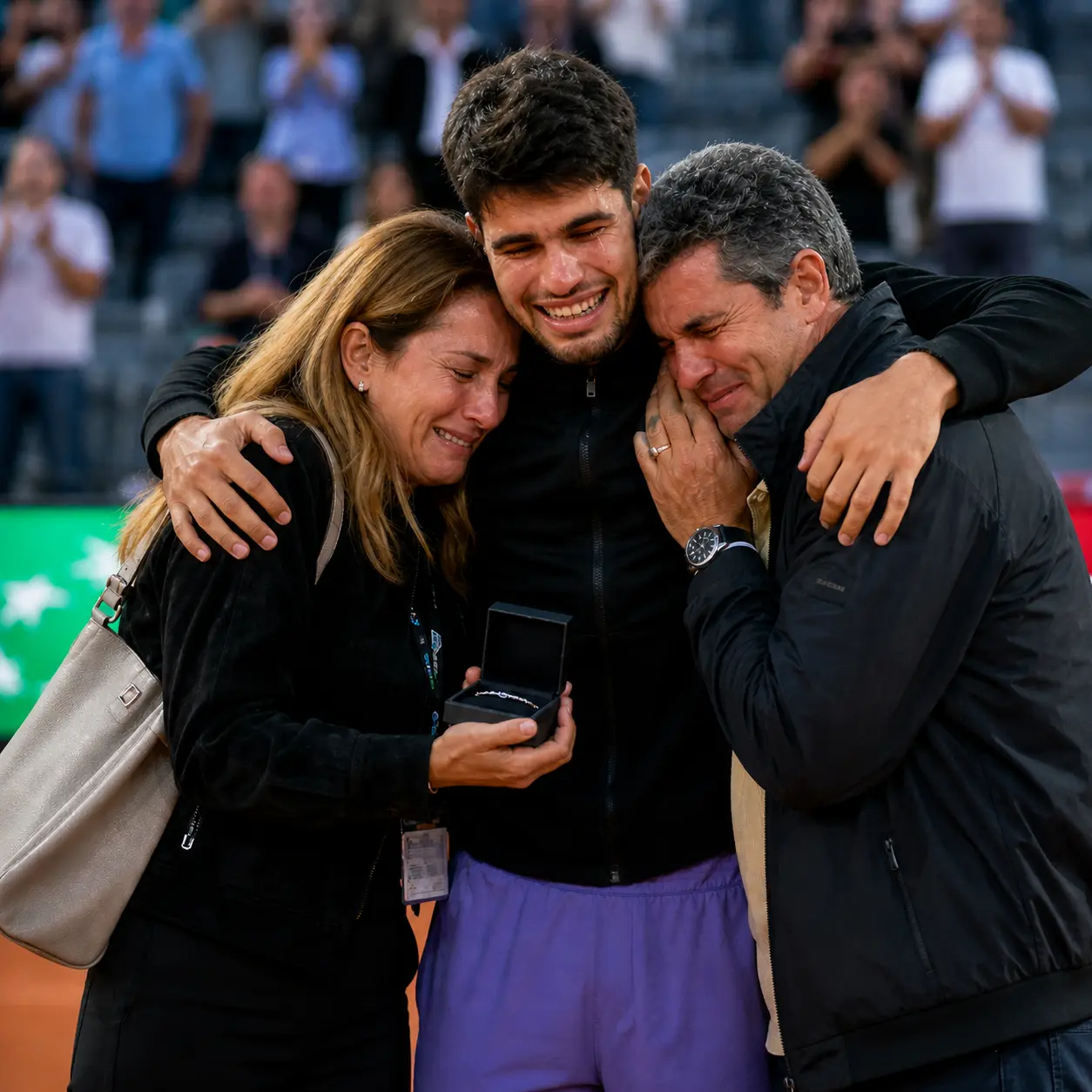 Cover Image for 🔥 “NO PERDISTE… SOLO ESTÁS CRECIENDO” La final del Barcelona Open llega a su fin. Las luces siguen brillando, el público aún aplaude. Pero en el centro de la pista, Carlos Alcaraz permanece inmóvil, con la raqueta todavía en la mano… pero con la mirada caída.