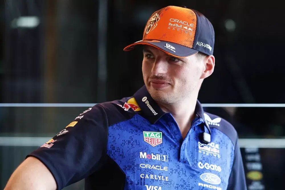 Cover Image for Max s’est publiquement moqué de la décision controversée du GP d’Autriche, suggérant que Russell a trop profité de la gestion du drapeau jaune par la FIA en Q3.